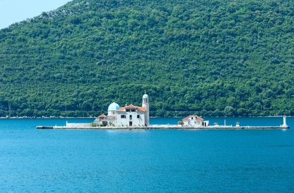 Umělý ostrov s kostelem na něm (perast, Černá Hora, kotor — Stock fotografie