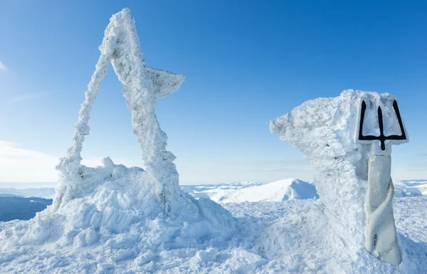 Invierno Goverla Monte superior y monumento a Ucrania Tryzub . — Foto de Stock