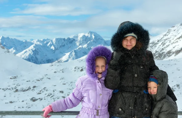 Família no fundo da montanha de inverno (Áustria ). — Fotografia de Stock