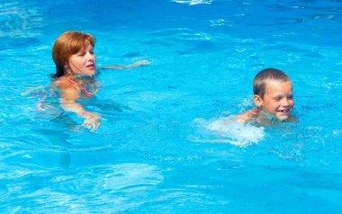 Anne oğlunu Havuzda yüzmek için tren.