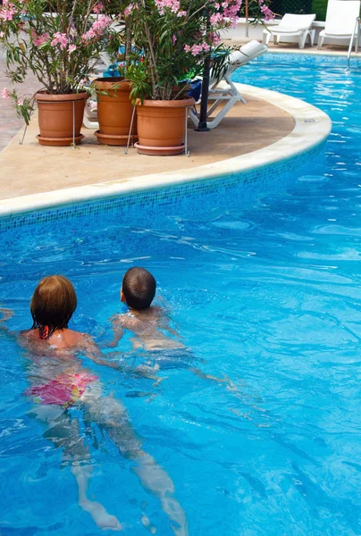 Mother train her son to swim in the pool. — Stock Photo, Image