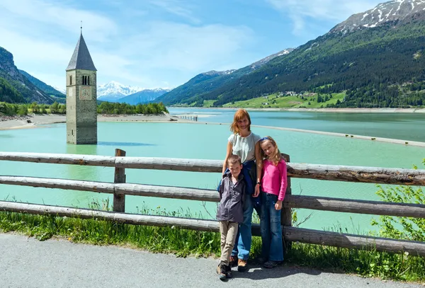 De klokkentoren in Reschenmeer en familie (Italië). — Stockfoto