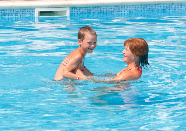 Mutter mit ihrem Sohn im Pool. — Stockfoto