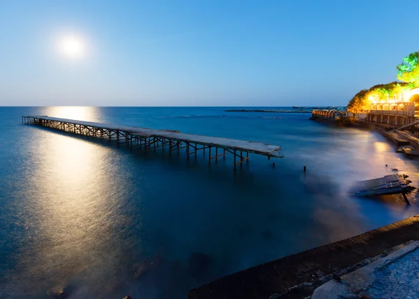 Pier arruinado, caminho da lua e costa à noite (Bulgária ). — Fotografia de Stock