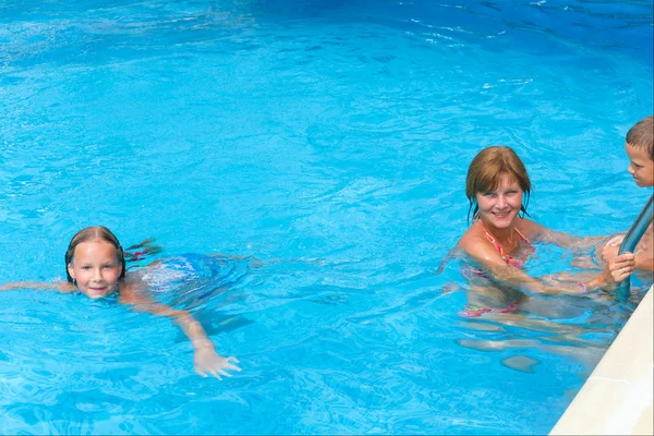 Madre con bambini in piscina . — Foto Stock