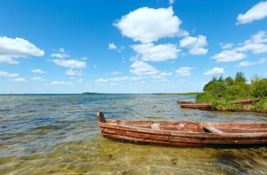 yaz göl manzaralı ahşap tekneler ile.