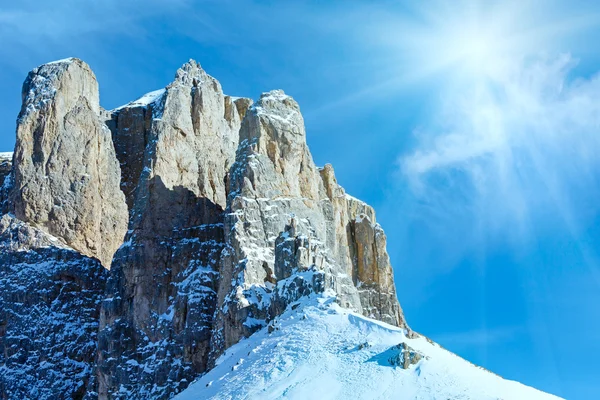 Hermoso invierno montaña sol paisaje . — Foto de Stock