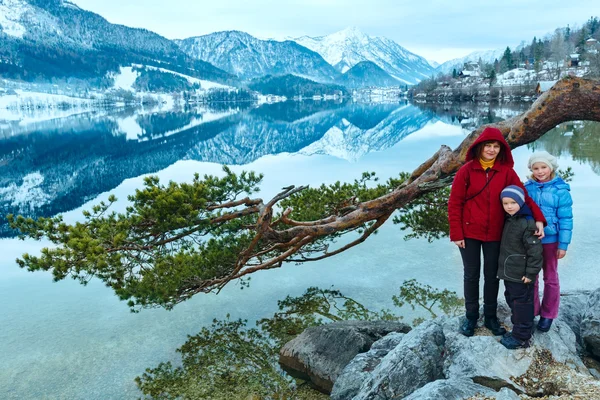 Inverno alpino vista lago e famiglia . — Foto Stock