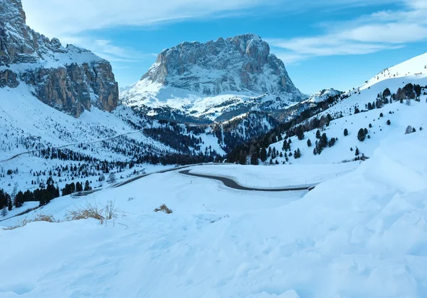 Gardena zimní ráno projít v Dolomitech Jižní Tyrolsko, Itálie. — Stock fotografie