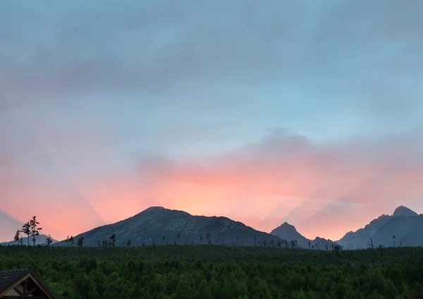 Tatrabergen (Slovakien) sommaren solnedgången. — Stockfoto