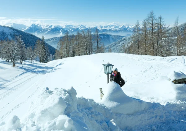 Vintern dachstein bergmassiv och kvinna nära lampan. — Stockfoto