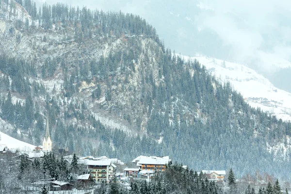 Aldeia de montanha de inverno (Áustria, Tirol ). — Fotografia de Stock
