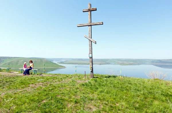Croix en bois et Bakota vue de printemps (Ukraine ) — Photo
