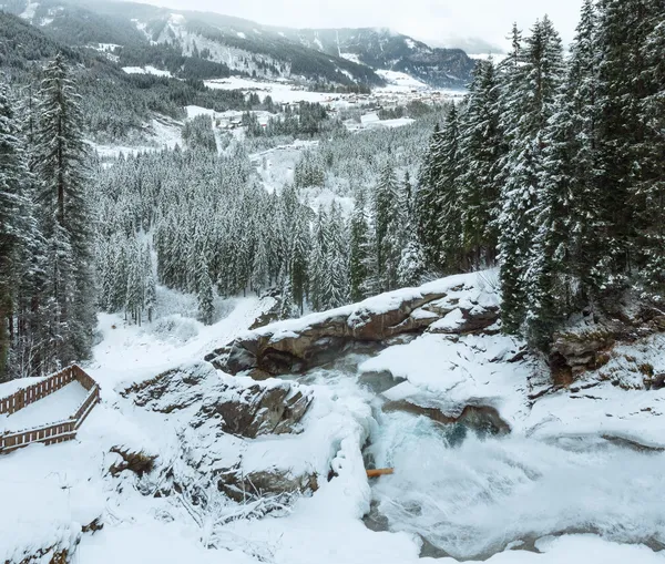 Alpen waterval winter weergave — Stok fotoğraf