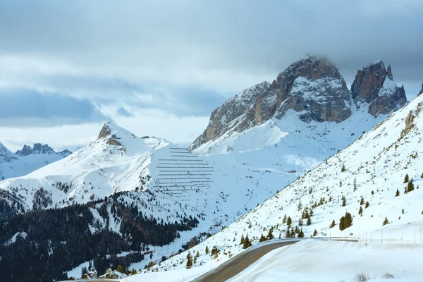Bulutlu kış dağ manzarası. — Stok fotoğraf