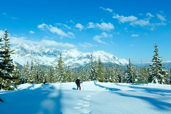 Invierno montaña paisaje y mujer a pie —  Fotos de Stock