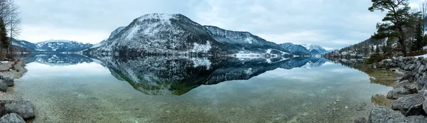 Panorama jeziora grundlsee alpejskie zima (austria). — Zdjęcie stockowe