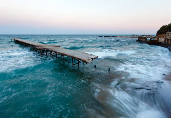 Tormenta marina nocturna y muelle en ruinas (Mar Negro, Bulgaria ). — Foto de Stock