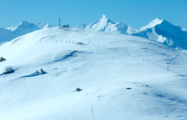 Croce sulla cima della montagna invernale — Foto Stock