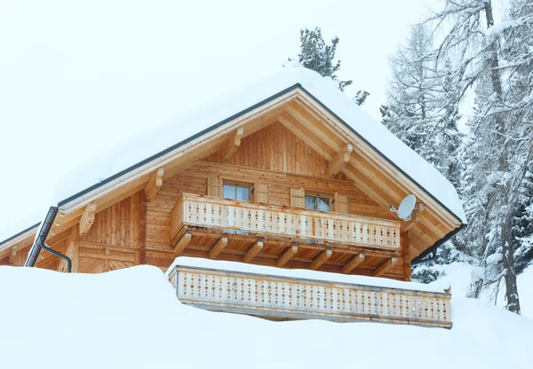 Casa di legno nella montagna nebbiosa di inverno — Foto Stock