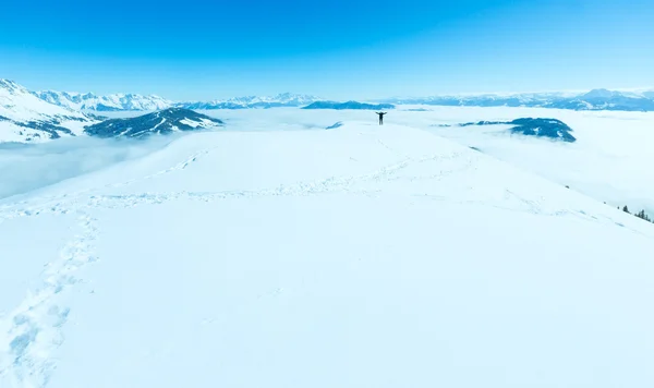 Mulher no topo da montanha de inverno — Fotografia de Stock