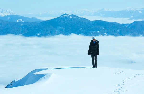 Vrouw op winter bergtop — Stockfoto