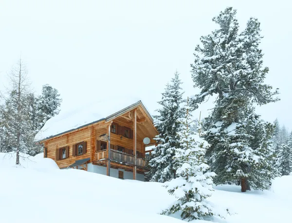 Trä hus i vinter misty mountain — Stockfoto