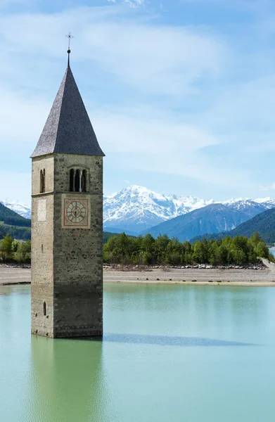 Dzwonnica w reschensee (Włochy). — Zdjęcie stockowe