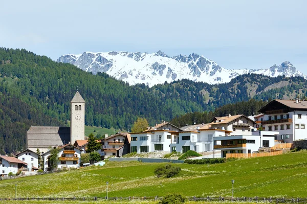 Vue sur village alpin d'été (Italie ) — Photo