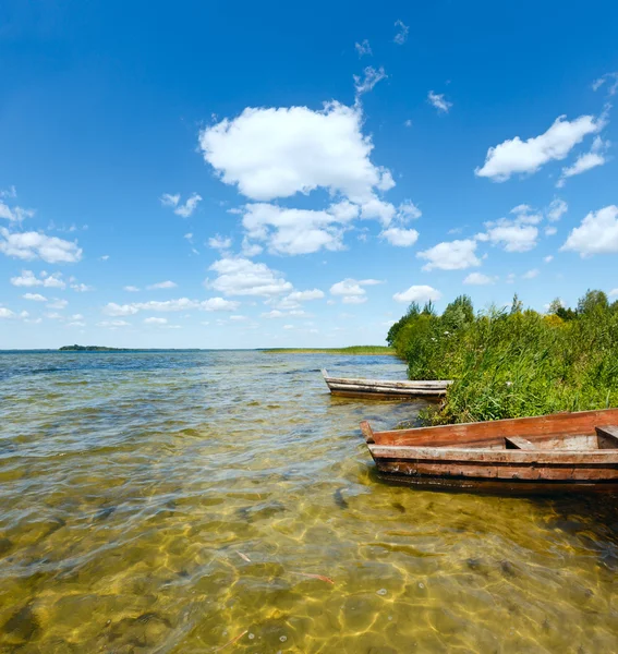 Verão vista lago com barcos de madeira . — Fotografia de Stock