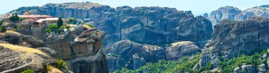 Meteora manastırları kayalık yaz panoraması.