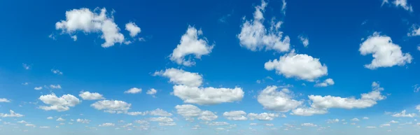 Modrá obloha panorama s bílé mraky — Stock fotografie