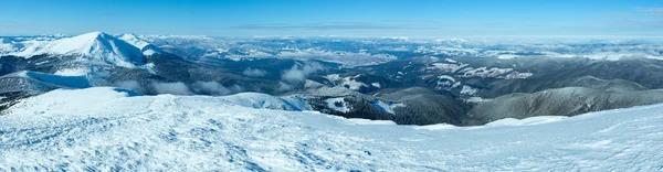 Mañana invierno montaña panorama (Cárpatos, Ucrania ). — Foto de Stock
