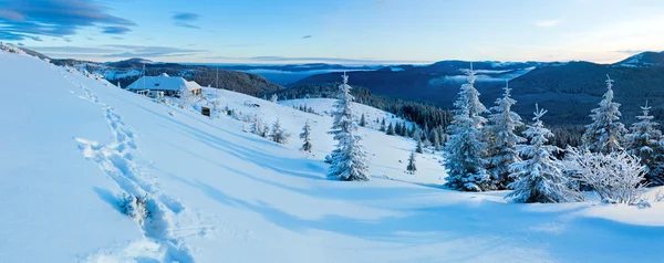 Manhã inverno montanha panorama (Cárpatos, Ucrânia ). — Fotografia de Stock