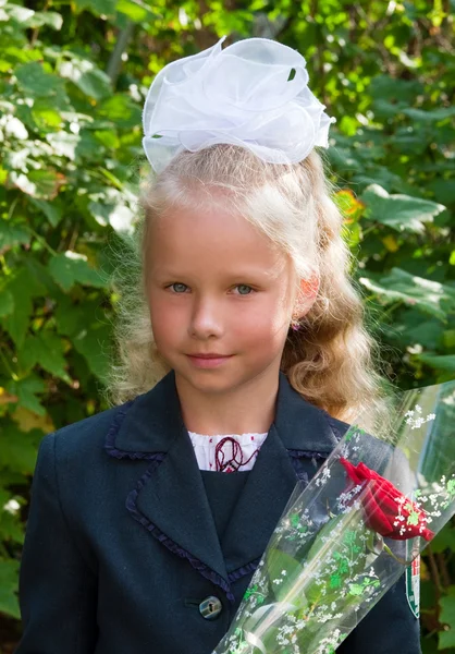 Portret van leuk weinig schoolmeisje — Stockfoto