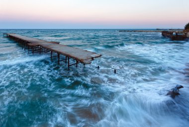 akşam deniz fırtınası ve harap İskele (Karadeniz, Bulgaristan).