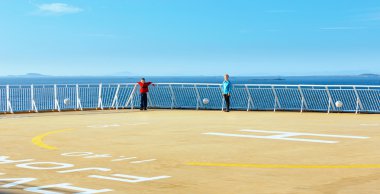 çocuklar geminin güvertesinde