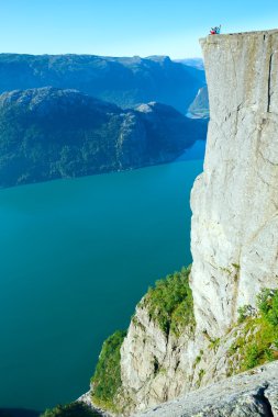 mutlu bir aile preikestolen büyük uçurum üstüne (Norveç)
