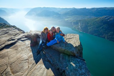 mutlu bir aile preikestolen büyük uçurum üstüne (Norveç)