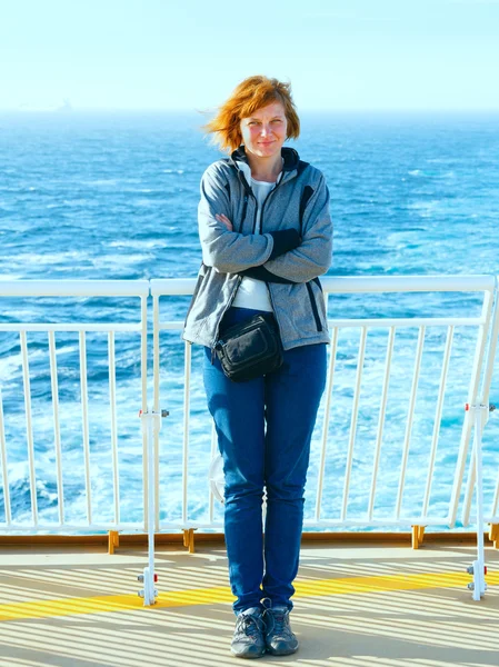 Kadın geminin güvertesinde — Stok fotoğraf