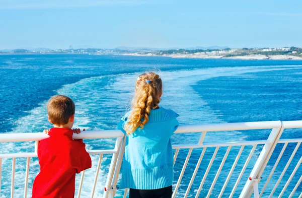 Children on the deck of the ship — Stock Photo, Image