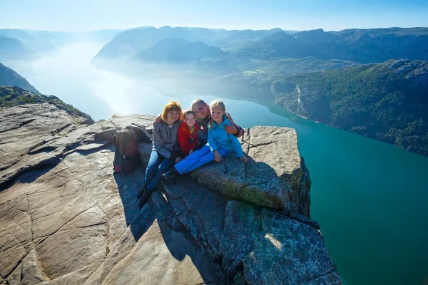 Happy family on Preikestolen massive cliff top (Norway) — Stock Photo, Image