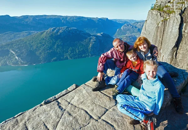 Šťastná rodina na vrcholu masivní skále preikestolen (Norsko) — Stock fotografie