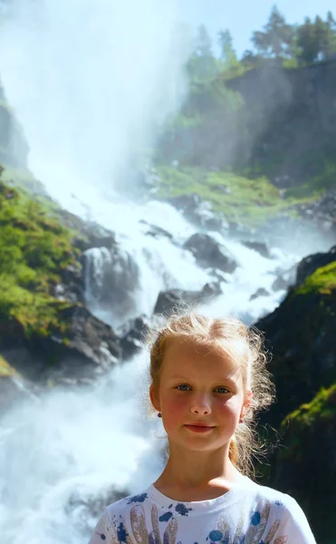 Portrait fille sur fond de cascade d'été — Photo