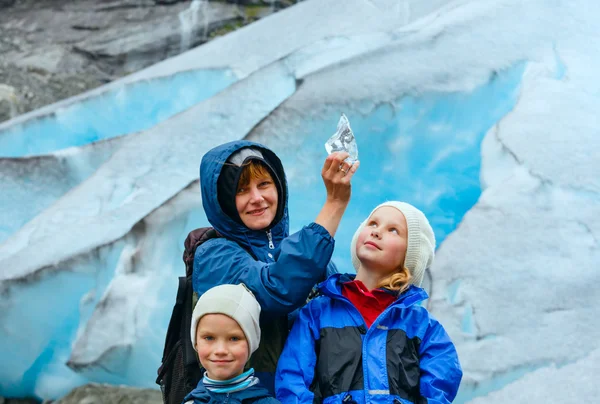 Família perto do glaciar Nigardsbreen (Noruega ) — Fotografia de Stock