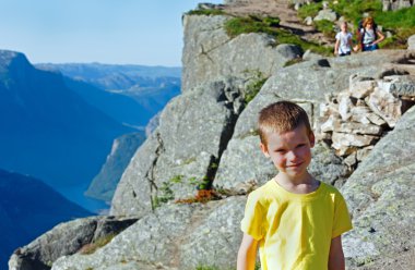 Aile preikestolen büyük uçurum üstüne (Norveç)