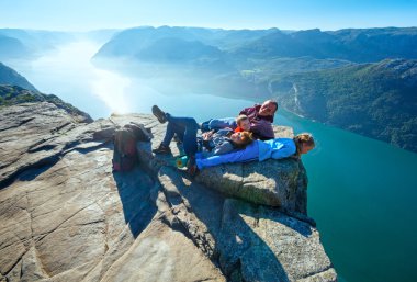 mutlu bir aile preikestolen büyük uçurum üstüne (Norveç)