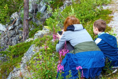 Anne oğlu ile fotoğraf bir çiçek yapmak