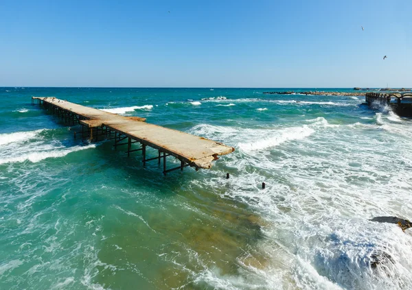 Sea storm and ruined pier (Bulgaria). — Stock Photo, Image