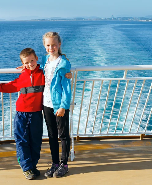 Bambini sul ponte della nave — Foto Stock